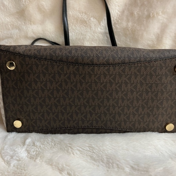 Michael Kors
Signature Logo Voyager Colorblock East West Tote Bag - Picture 9 of 11